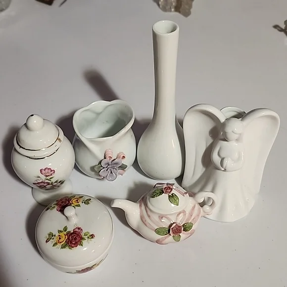 ASSORTMENT OF WHITE CERAMICS. - Picture 1 of 13